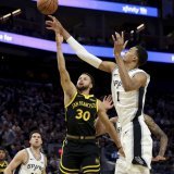 Stephen Curry (à gauche) stoppé par Victor Wembanyama: une image trompeuse. KEYSTONE/AP/Jed Jacobsohn
